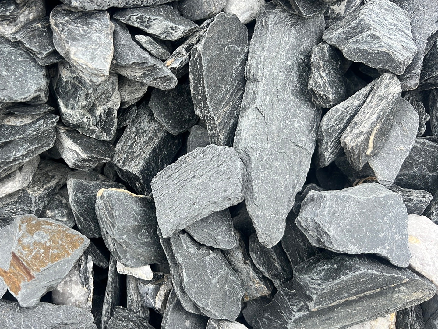 Black slate chips -🌲